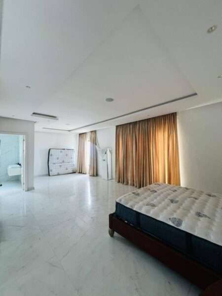 Waterfront 5-Bedroom Detached Mansion in Banana Island For Sale